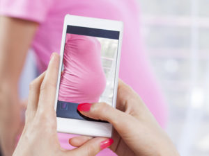 photographing pregnant women with smart phone